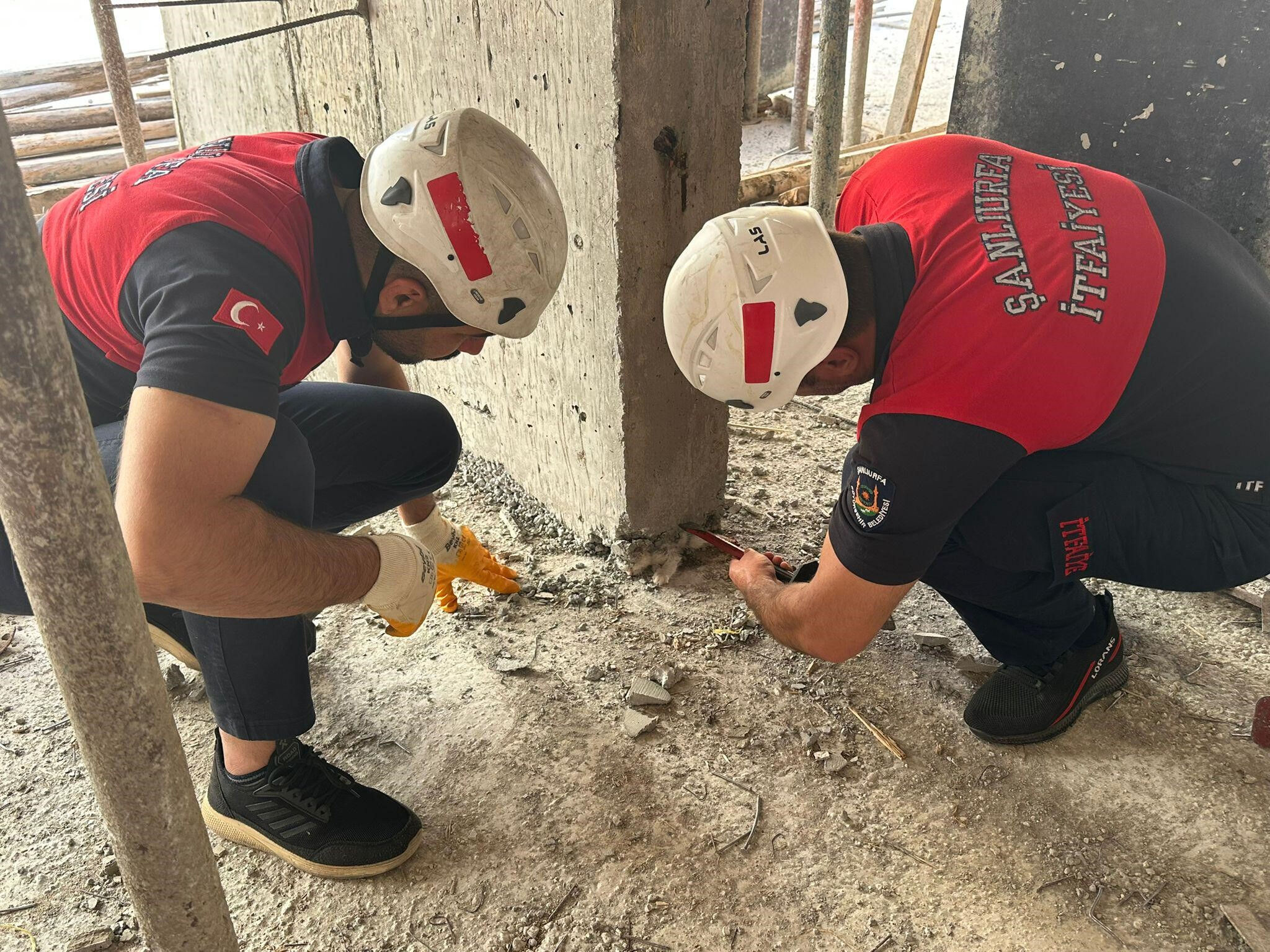 Yavru kedinin &uuml;zerine beton d&ouml;kt&uuml;ler! İnşaatta akılalmaz olay - 2. Resim