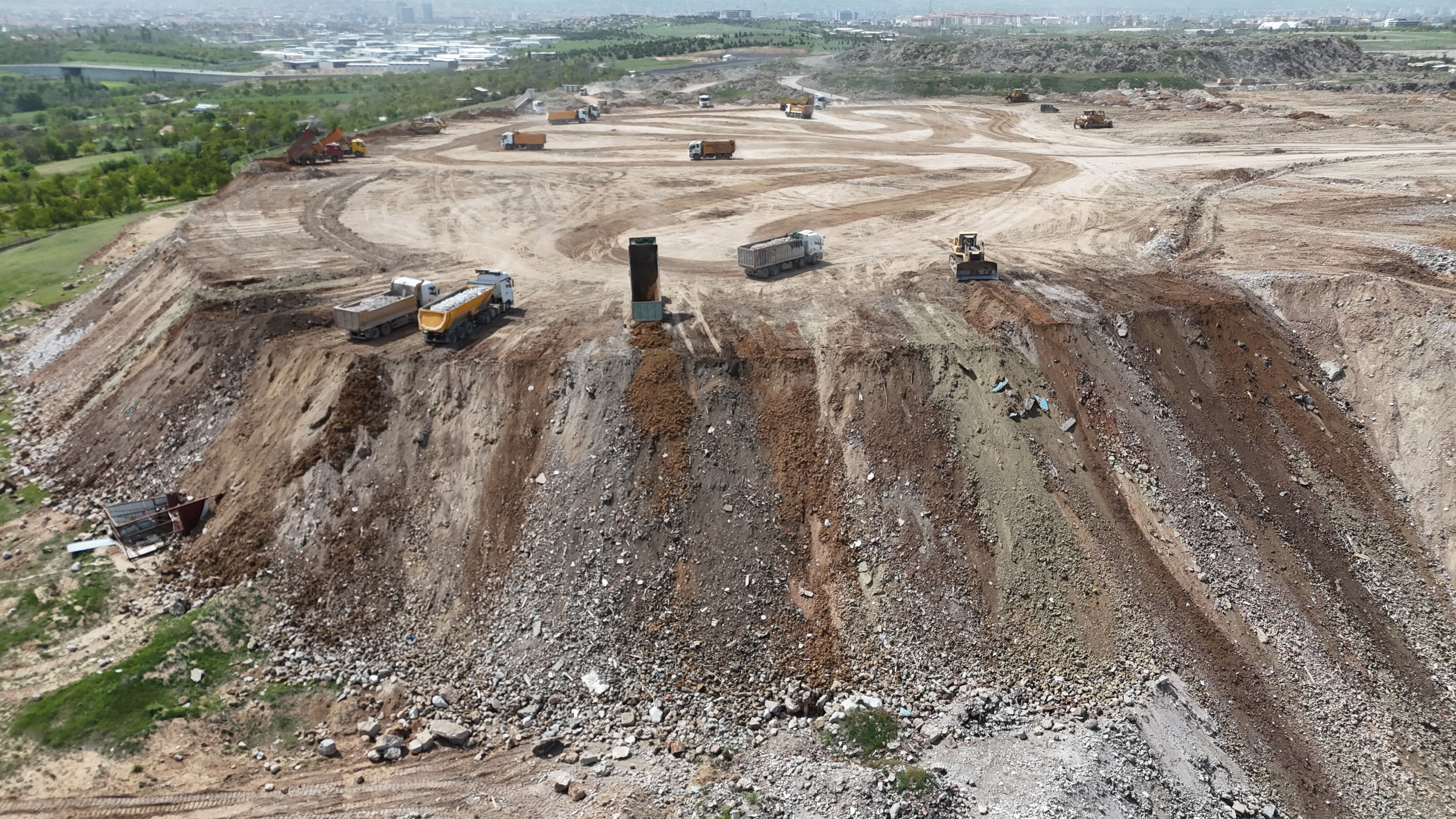 Yıkımın ardından 'dağ' gibi enkaz... Malatya acısını topluyor - 2. Resim