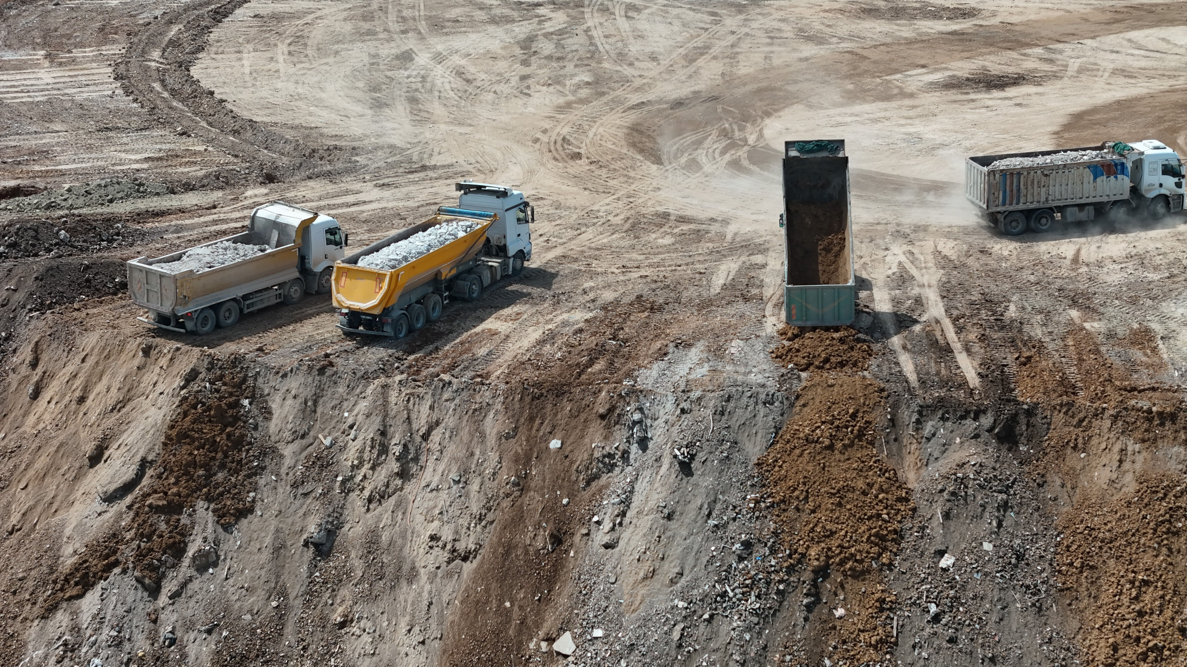 Yıkımın ardından 'dağ' gibi enkaz... Malatya acısını topluyor - 3. Resim