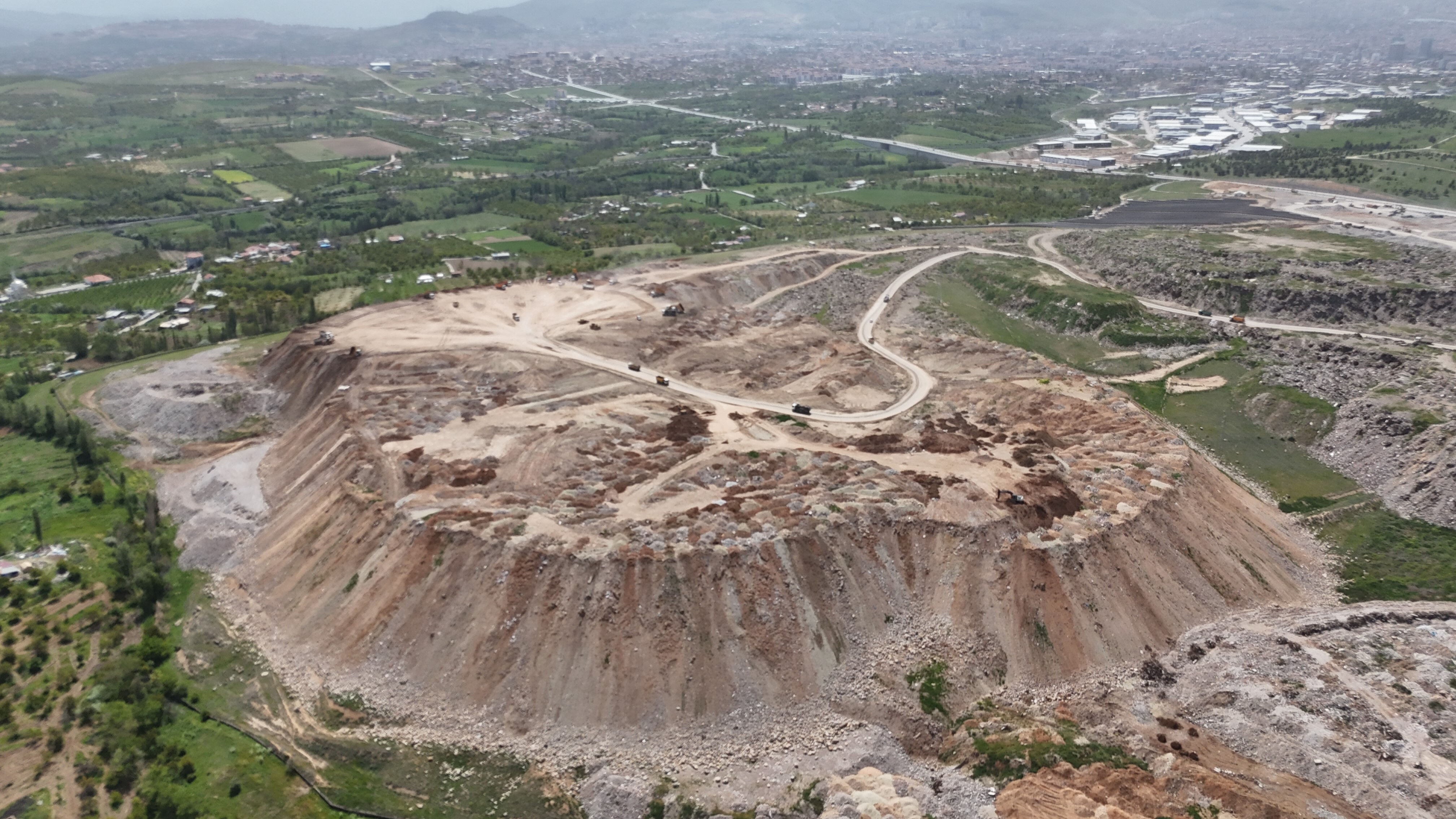Yıkımın ardından 'dağ' gibi enkaz... Malatya acısını topluyor - 1. Resim