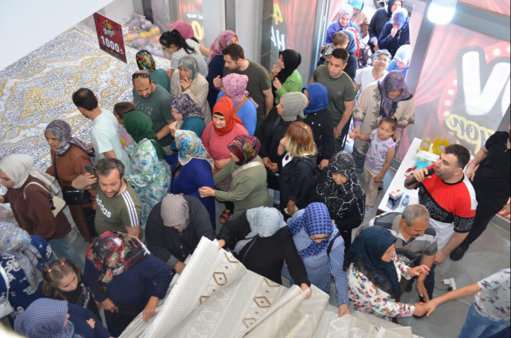 10.00'daki açılışa 07.00'de geldiler! Mağaza sahibi bile şaşkına döndü - 2. Resim