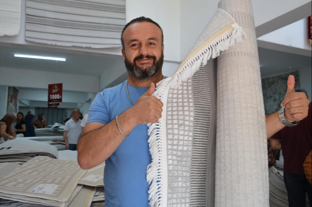 10.00'daki açılışa 07.00'de geldiler! Mağaza sahibi bile şaşkına döndü 10.00'daki açılışa 07.00'de geldiler! Mağaza sahibi bile şaşkına döndü - 1. Resim