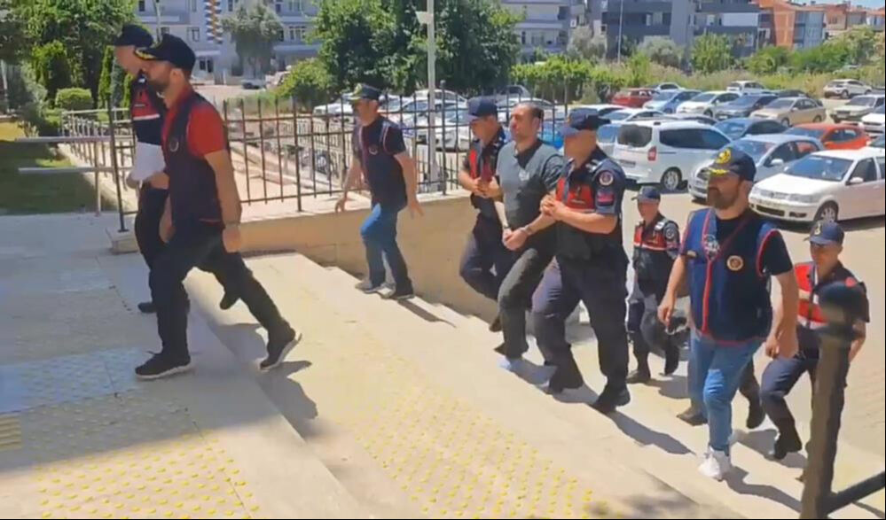 124 yıl hapis cezası vardı! İzmir'de gizlendiği evde yakalandı - 1. Resim