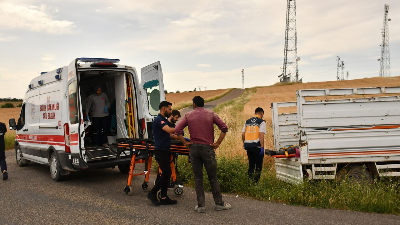 Adıyaman&#039;da kamyonet şarampole devrildi: 3 yaralı