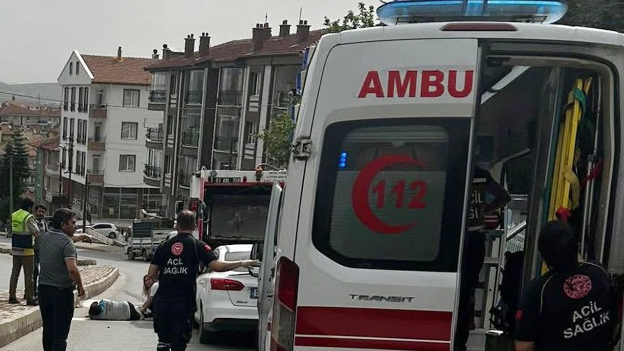 Afyonkarahisar'da feci kaza: Otomobil temizlik işçisinin ayağını kopardı Afyonkarahisar'da feci kaza: Otomobil temizlik işçisinin ayağını kopardı