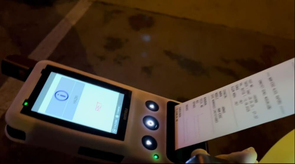 Alkolmetreyi defalarca üflüyormuş gibi yapıp, kaçtı! Polisin bir sözüyle geri döndü - 4. Resim