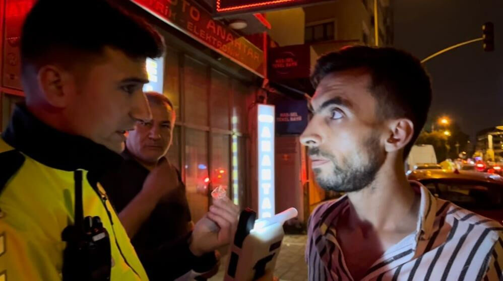 Alkolmetreyi defalarca üflüyormuş gibi yapıp, kaçtı! Polisin bir sözüyle geri döndü - 2. Resim