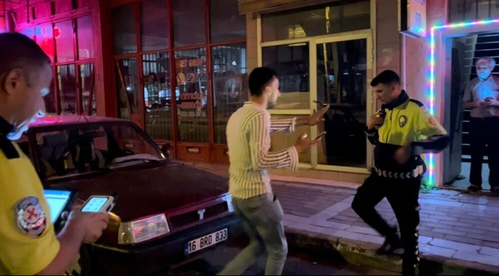 Alkolmetreyi defalarca üflüyormuş gibi yapıp, kaçtı! Polisin bir sözüyle geri döndü - 1. Resim