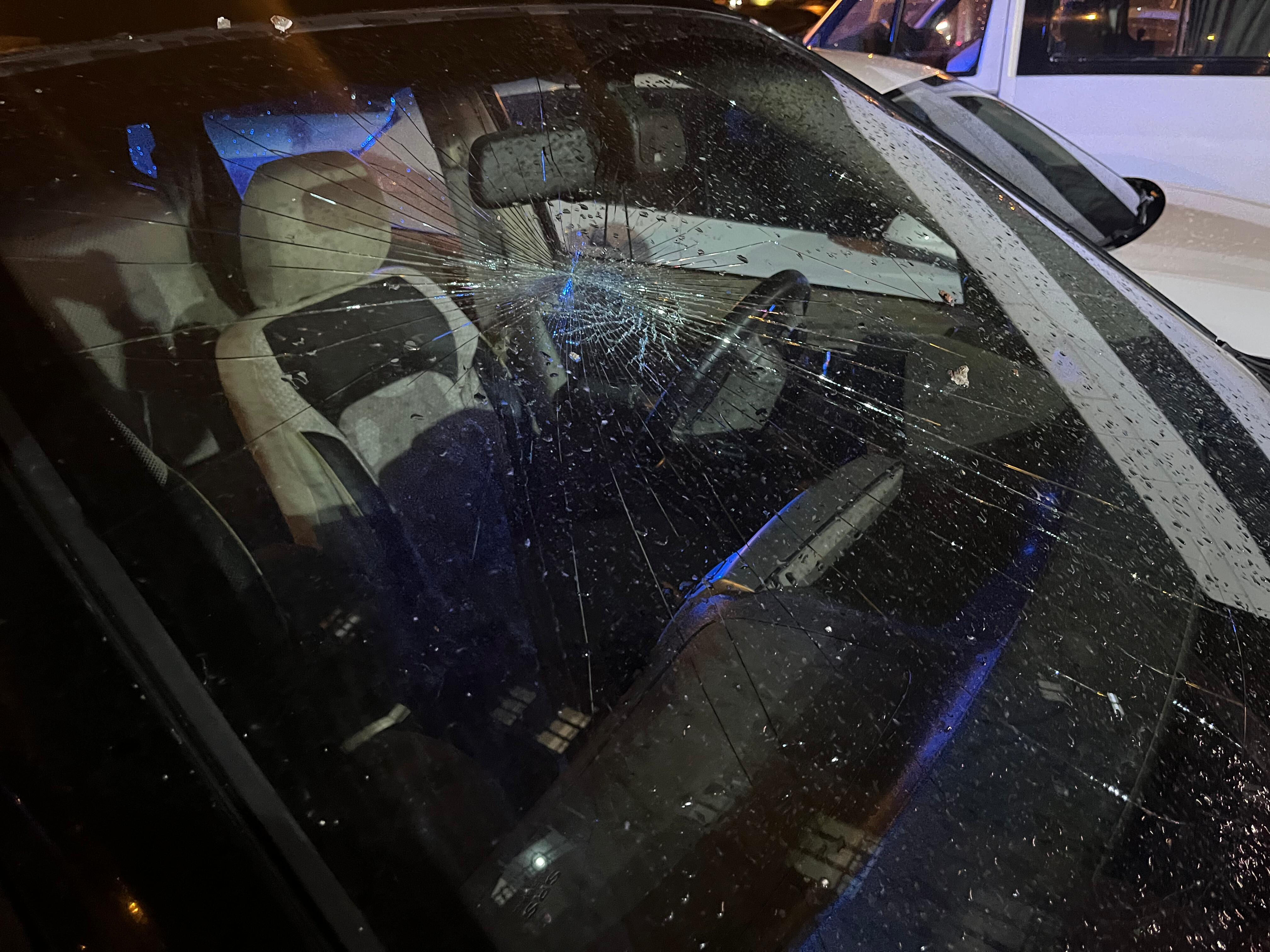 Apartmanın çatısına yıldırım düştü, park halindeki araçlar zarar gördü - 1. Resim