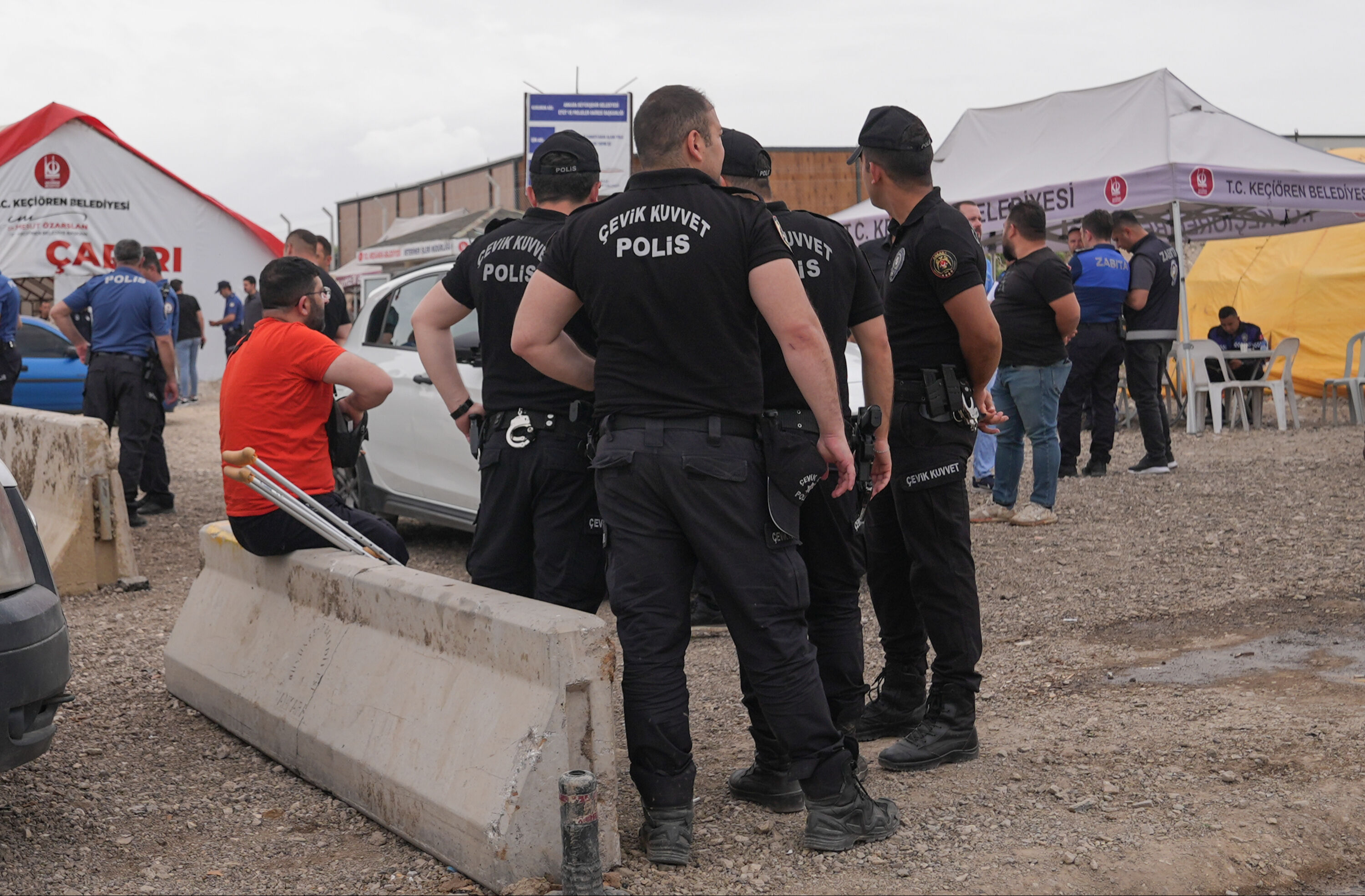 Bakan Yerlikaya duyurdu! Kurban pazarında polise saldıran magandalara ters kelepçe - 1. Resim
