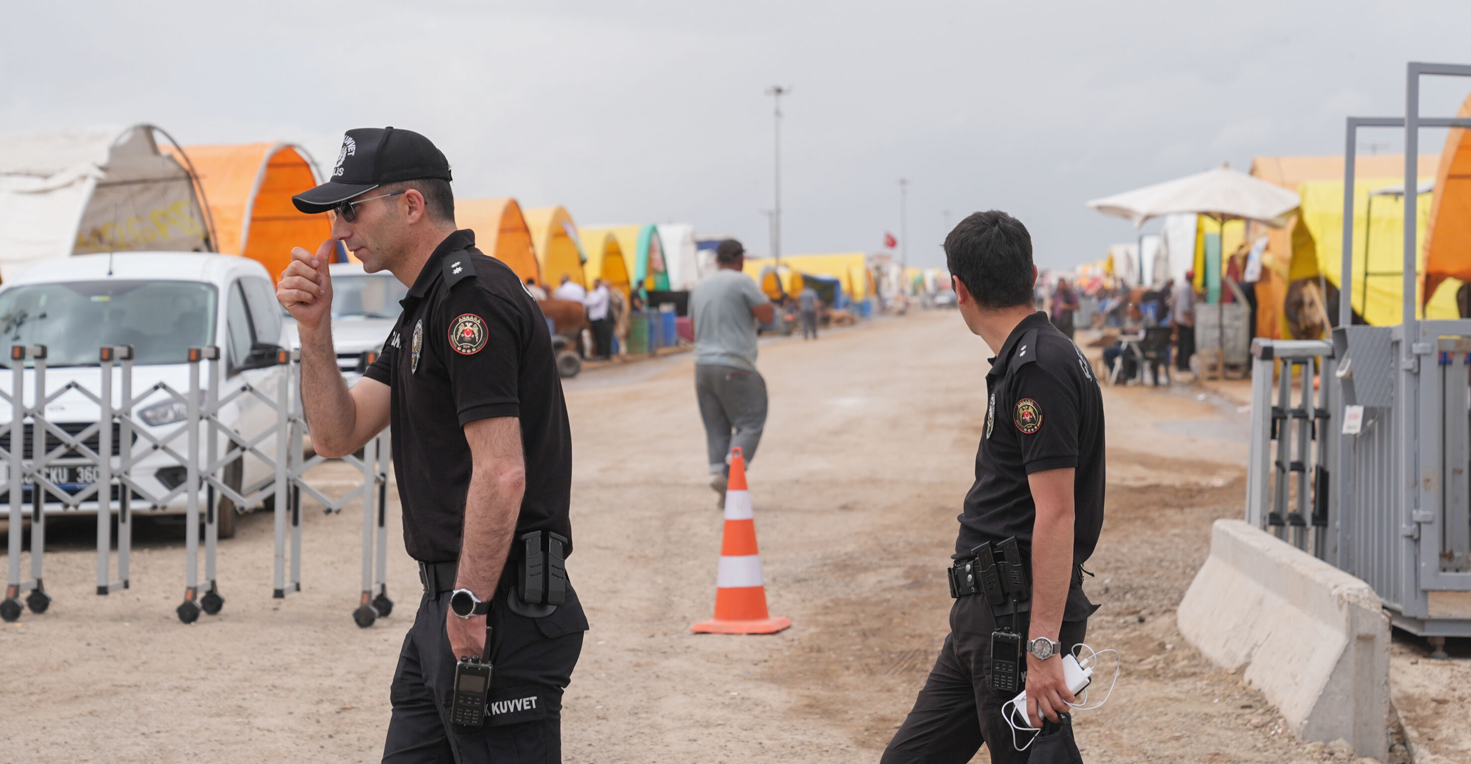 Bakan Yerlikaya duyurdu! Kurban pazarında polise saldıran magandalara ters kelepçe - 2. Resim