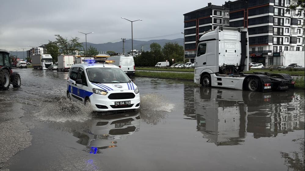 Bolu'da yollar göle döndü! Sağanak ve fırtına hayatı felç etti Bolu'da yollar göle döndü! Sağanak ve fırtına hayatı felç etti - 3. Resim