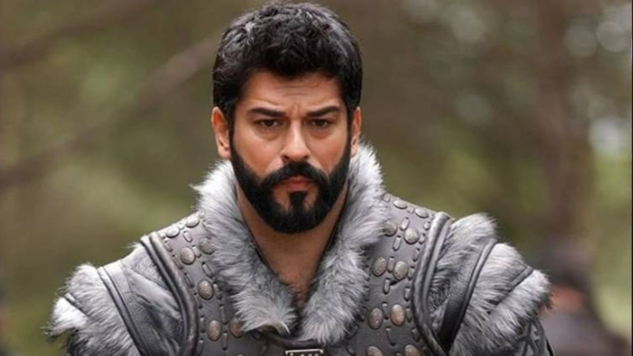 Burak Özçivit'ten ekip arkadaşlarına büyük jest! Duyanlara 'helal olsun' dedirtti Burak Özçivit'ten ekip arkadaşlarına büyük jest! Duyanlara 'helal olsun' dedirtti