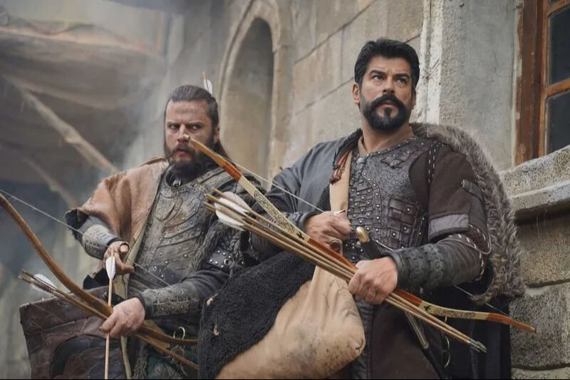 Burak Özçivit'ten ekip arkadaşlarına büyük jest! Duyanlara 'helal olsun' dedirtti - 2. Resim