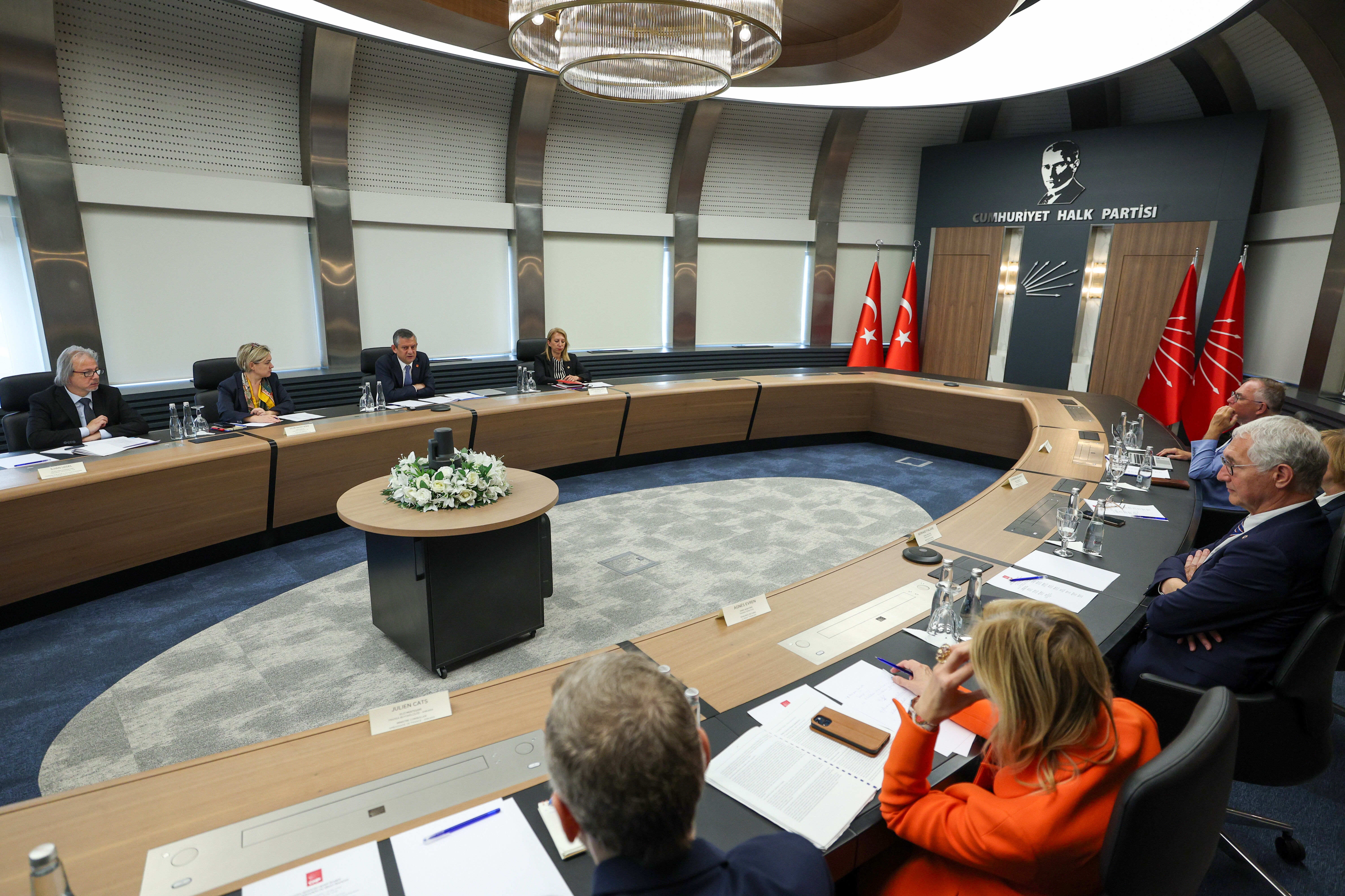 CHP Genel Başkanı &Ouml;zel, Fransız senat&ouml;rleri kabul etti - 1. Resim