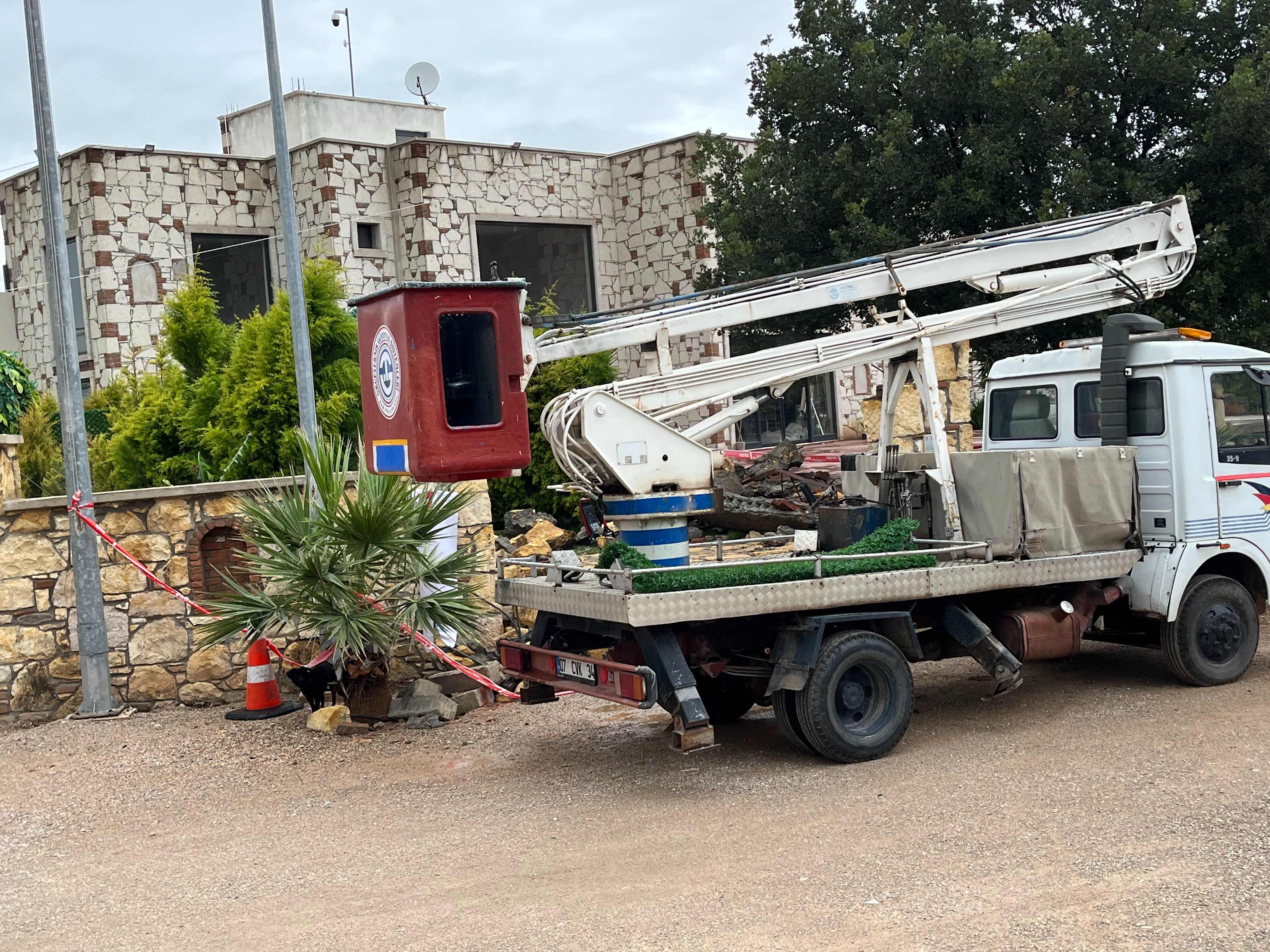 Düğün salonunda facia! Dekoratif kemer devrildi doktor öldü, eşi ağır yaralandı - 2. Resim