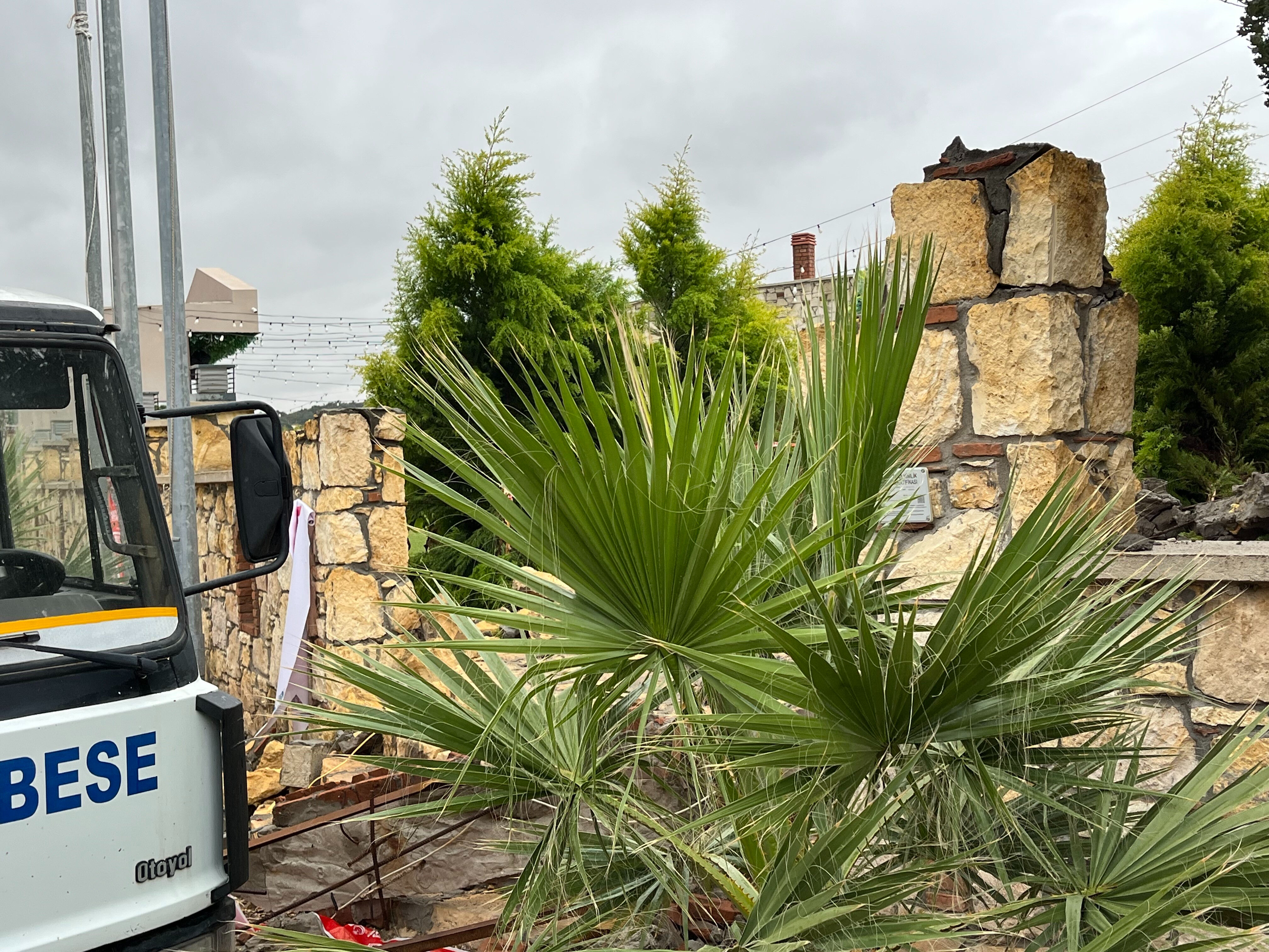 Düğün salonunda facia! Dekoratif kemer devrildi doktor öldü, eşi ağır yaralandı - 1. Resim