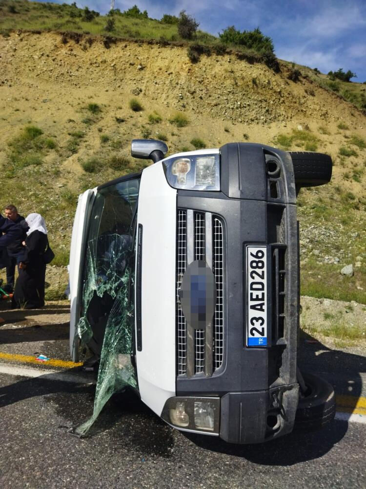 Elazığ'da yolcu minibüsü takla attı! 3'ü ağır 7 yaralı var - 2. Resim