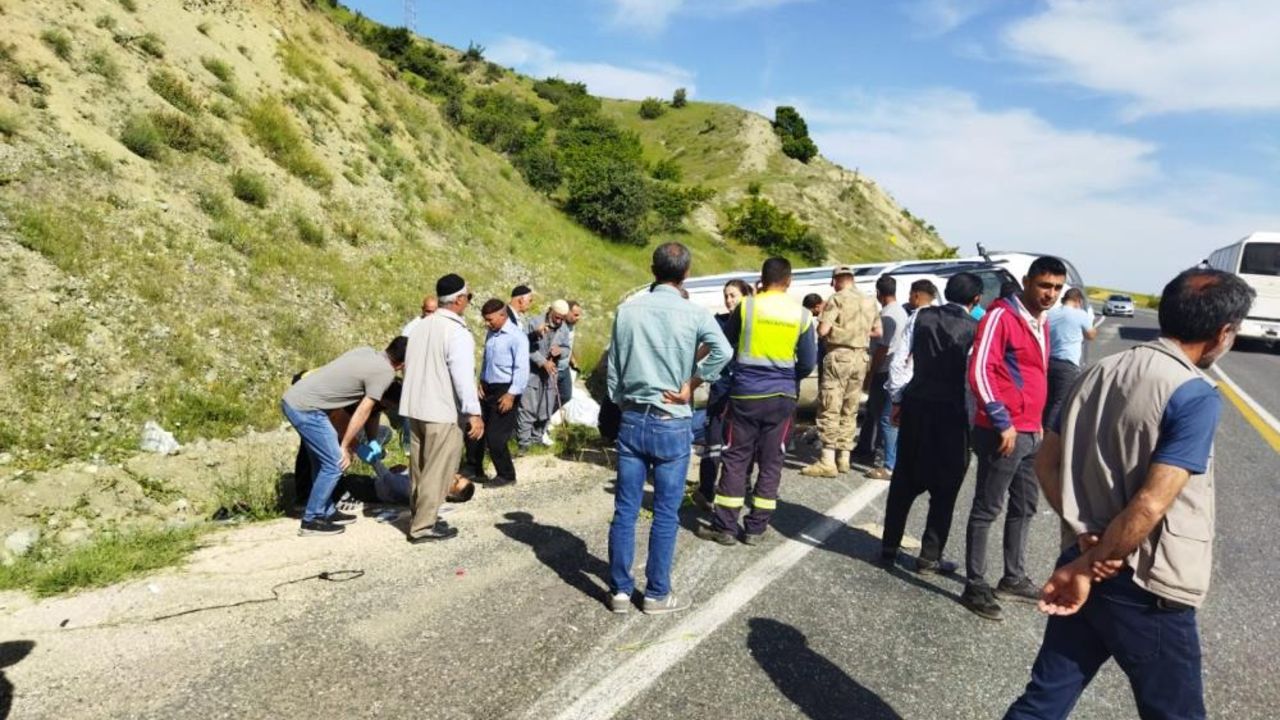 Elazığ'da yolcu minibüsü takla attı! 3'ü ağır 7 yaralı var Elazığ'da yolcu minibüsü takla attı! 3'ü ağır 7 yaralı var