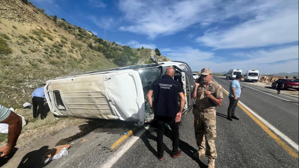 Elazığ'da yolcu minibüsü takla attı! 3'ü ağır 7 yaralı var - 1. Resim