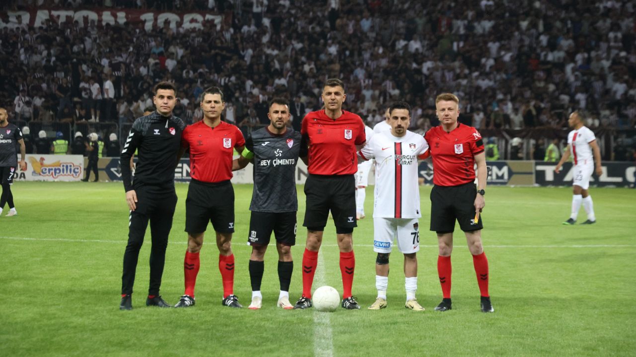 Elazığspor - Vanspor FK maçı olaylı bitti! Müsabaka tatil edildi Elazığspor - Vanspor FK maçı olaylı bitti! Müsabaka tatil edildi