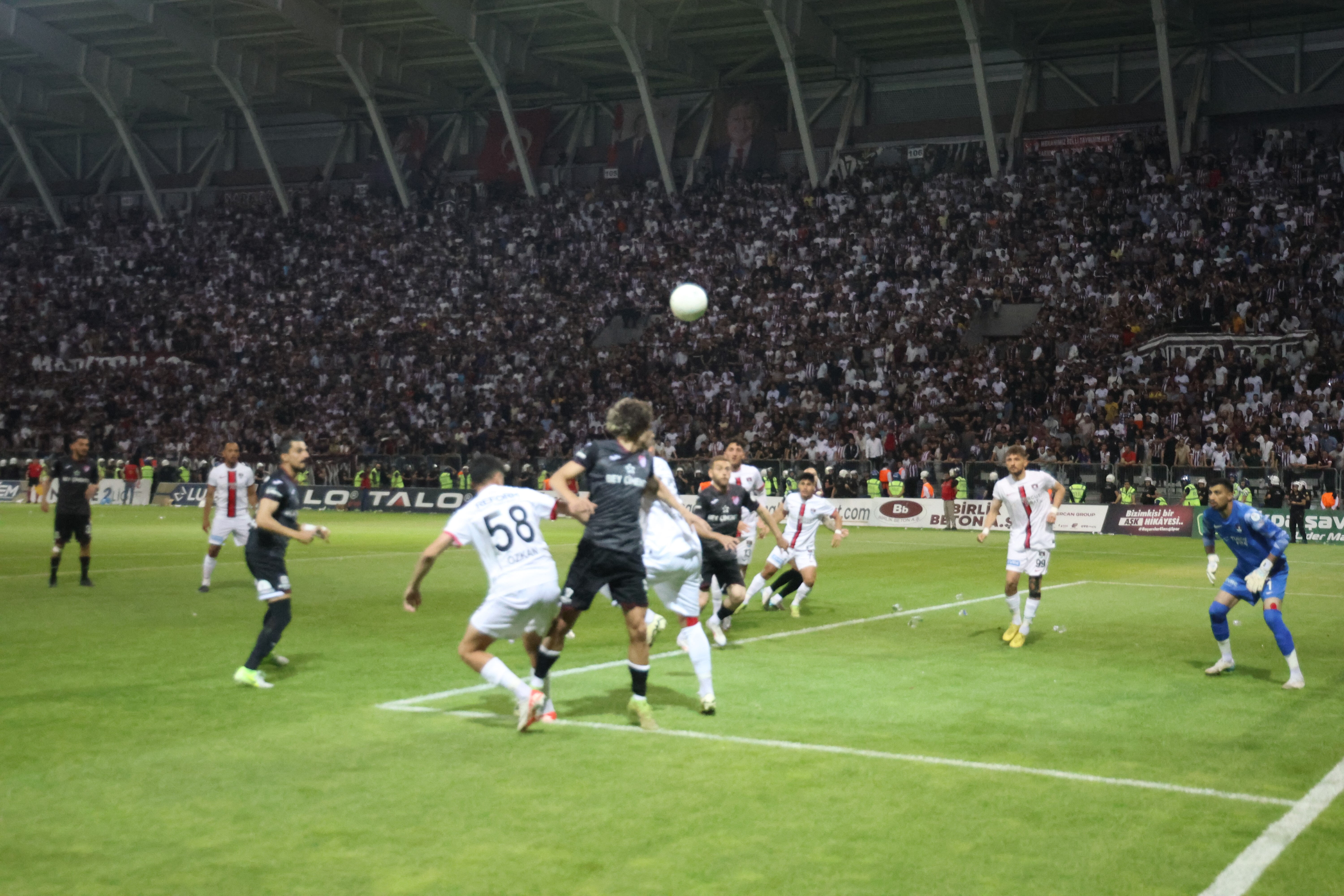 Elazığspor - Vanspor FK ma&ccedil;ı olaylı bitti! M&uuml;sabaka tatil edildi - 1. Resim