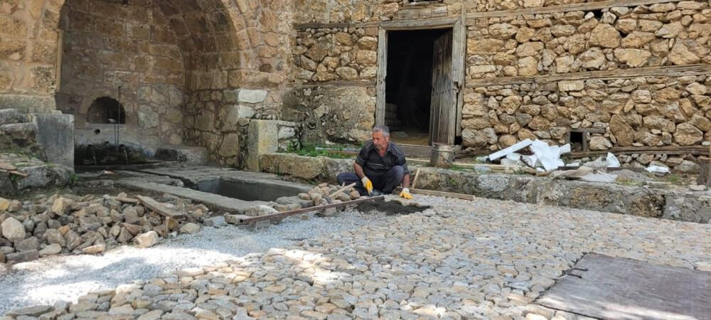 Ellerinden yara eksik olmuyor! 45 yıldır ekmeğini taştan çıkarıyor - 1. Resim