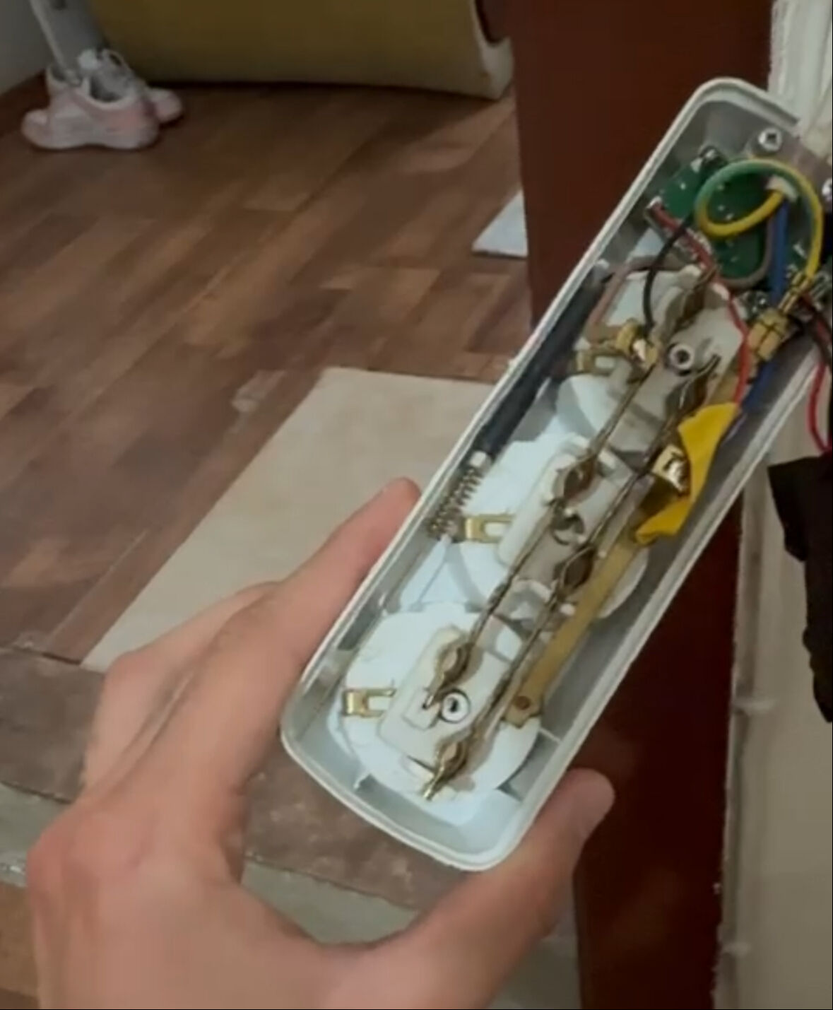 Ev kiralamak isteyenler dikkat! Prizlerden gizli kamera düzeneği çıktı - 1. Resim