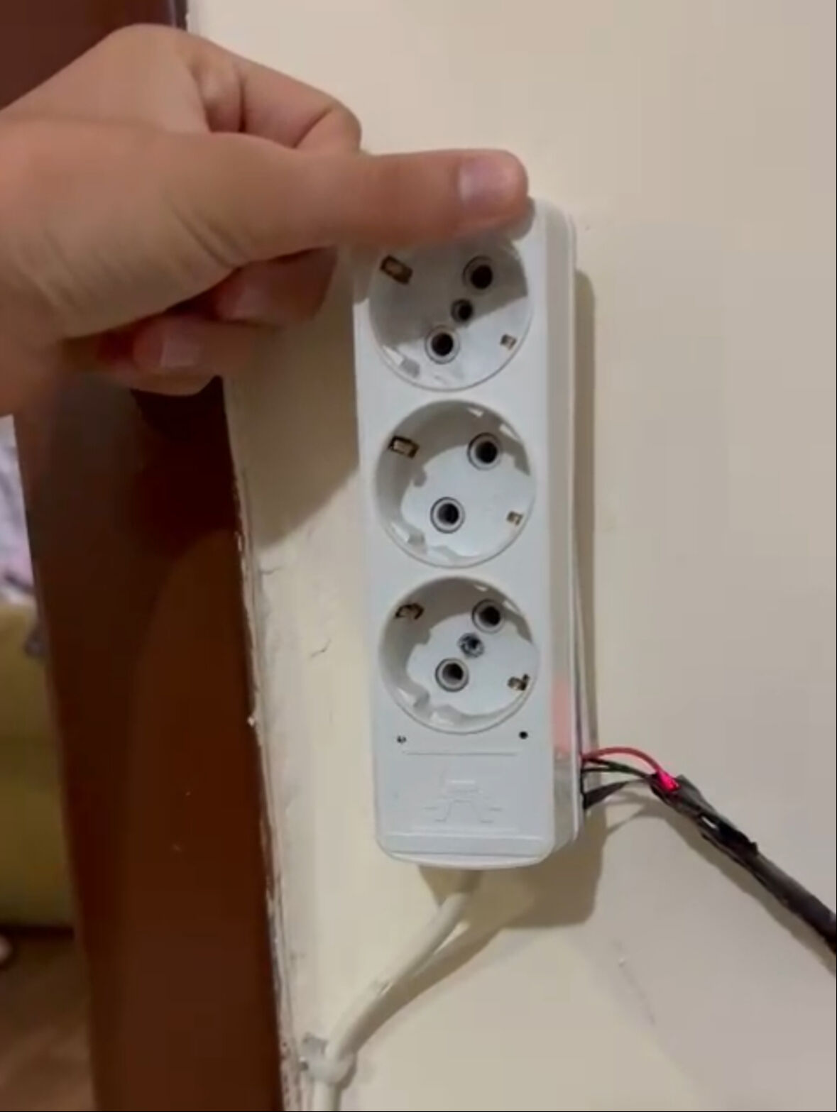 Ev kiralamak isteyenler dikkat! Prizlerden gizli kamera düzeneği çıktı - 2. Resim