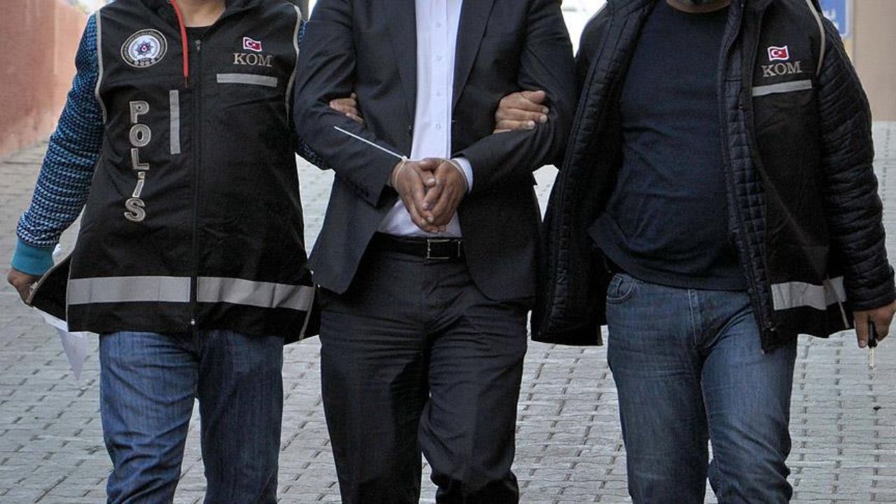 FETÖ'yle olan mesajlaşmaları tespit edildi! Ani operasyonla tutuklandı FETÖ'yle olan mesajlaşmaları tespit edildi! Ani operasyonla tutuklandı