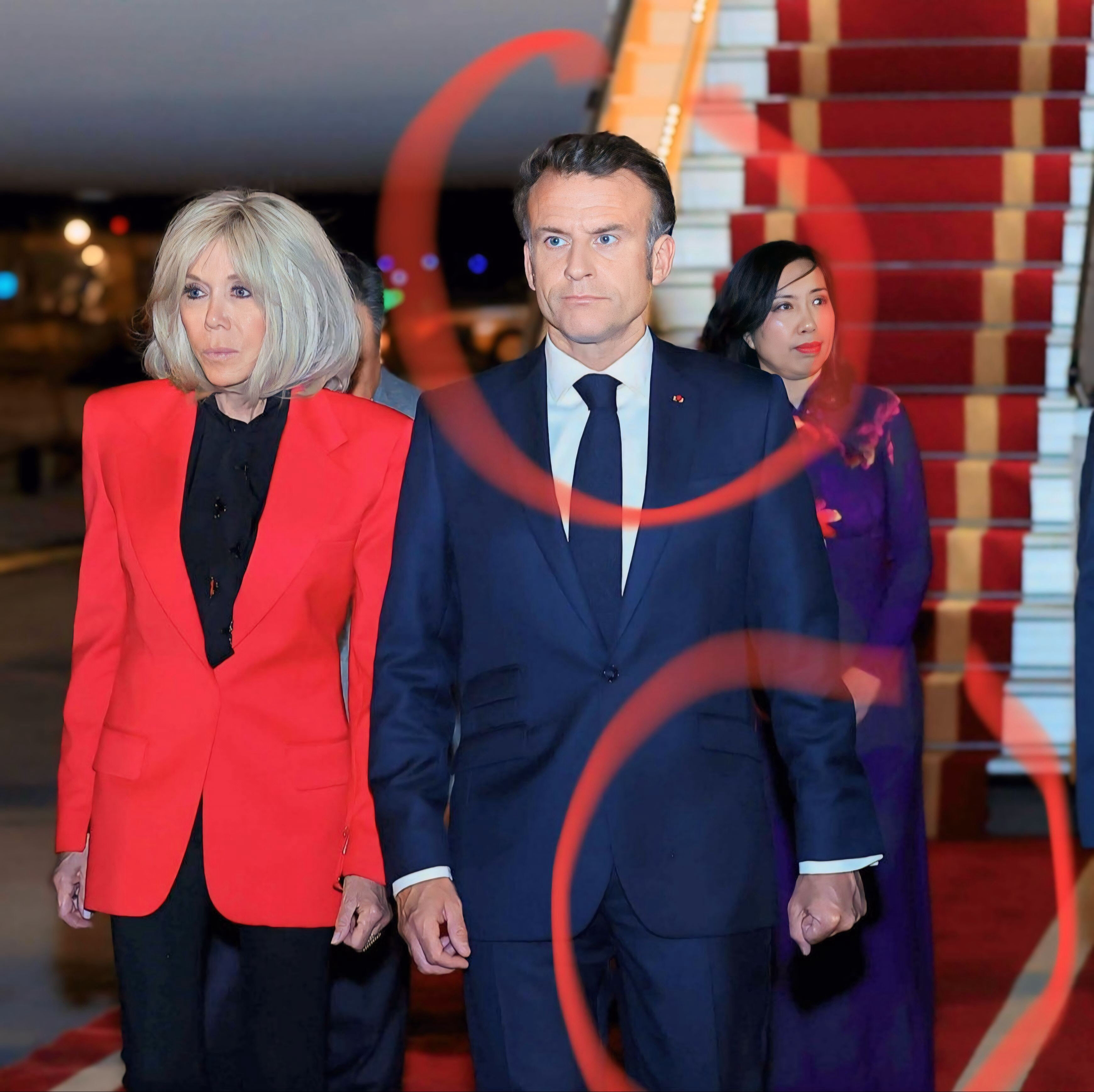 Fransa Cumhurbaşkanı kameralar önünde şok yaşadı! Eşi tokat attı, Elysee Sarayı 'sadece bir stres anıydı' dedi - 2. Resim