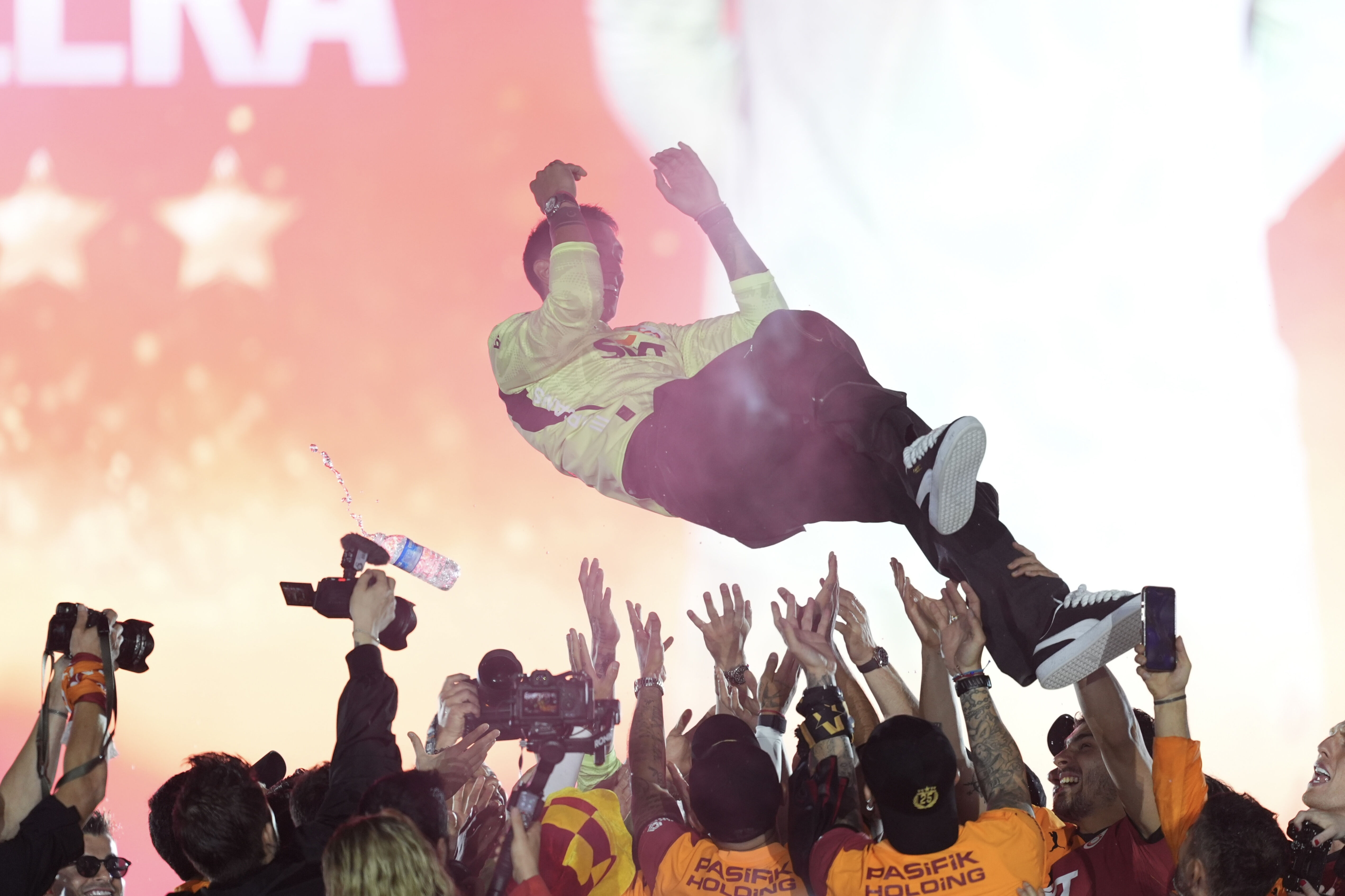 Galatasaray 25. şampiyonluğunu kutluyor! Aslan 5. yıldızına kavuştu - 2. Resim