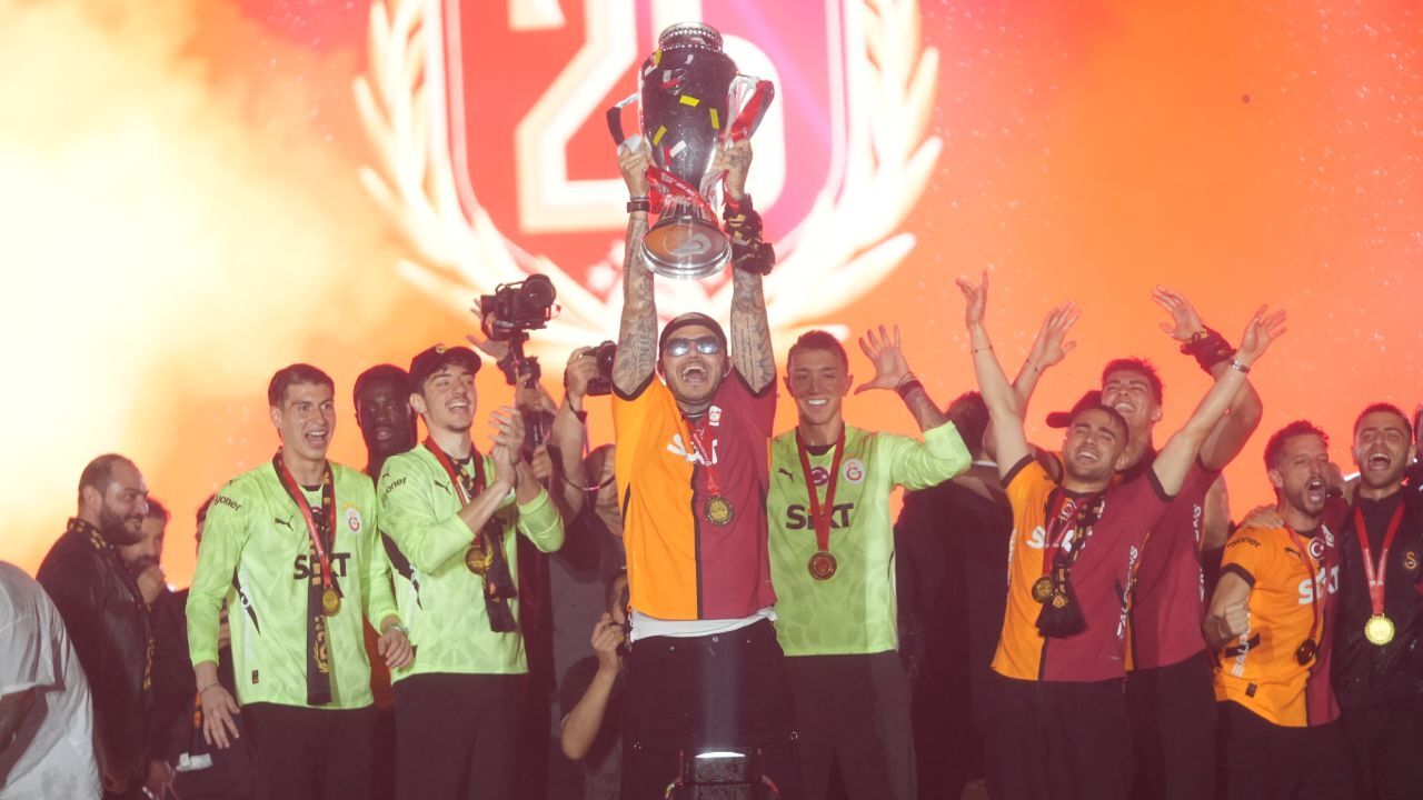 Galatasaray 25. şampiyonluğunu kutladı! Aslan 5. yıldızına kavuştu Galatasaray 25. şampiyonluğunu kutladı! Aslan 5. yıldızına kavuştu
