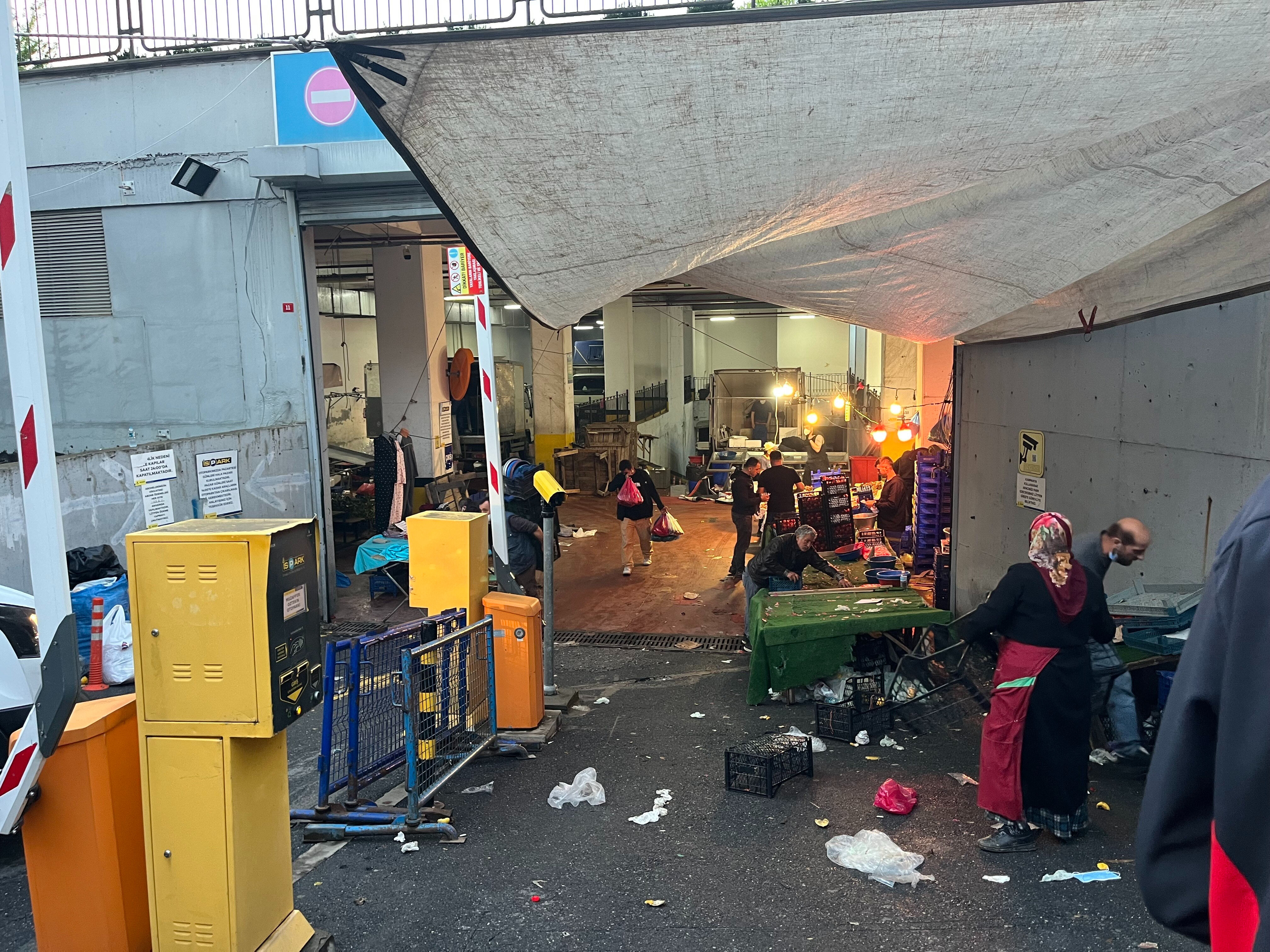 Havalandırmaya biber gazı sıkıp kaçtı! Pazar yerinde ortalık karıştı - 2. Resim