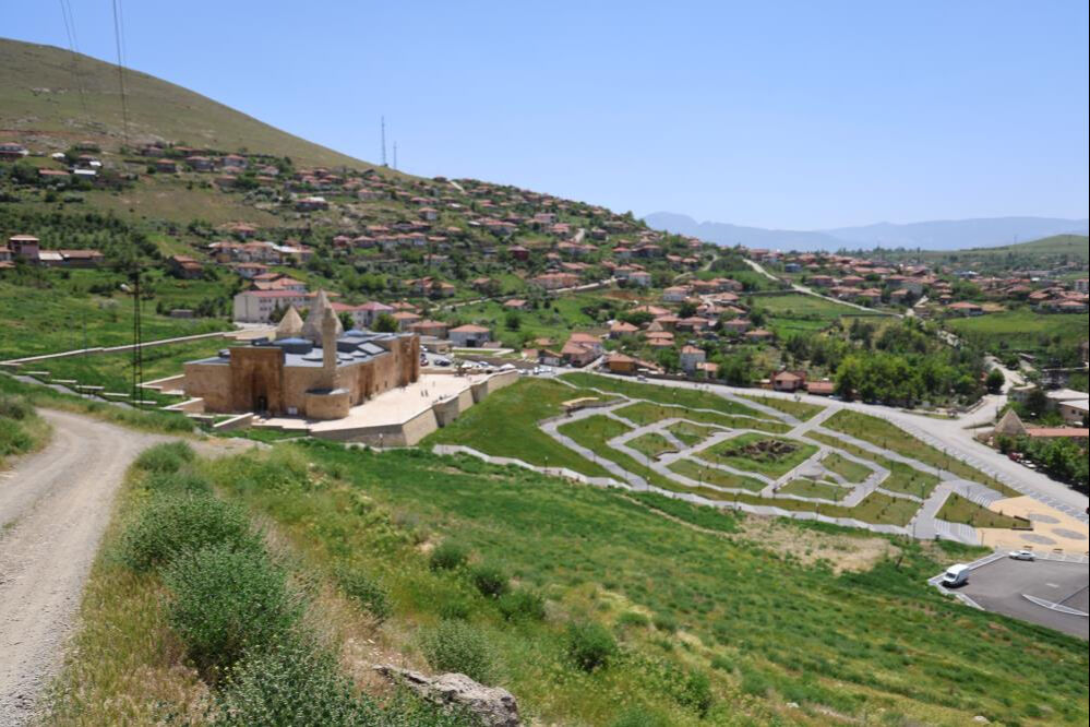 İkindi namazından 45 dakika &ouml;nce oluşuyor! G&ouml;lgeleri g&ouml;rmek isteyenler camiye akın etti - 4. Resim