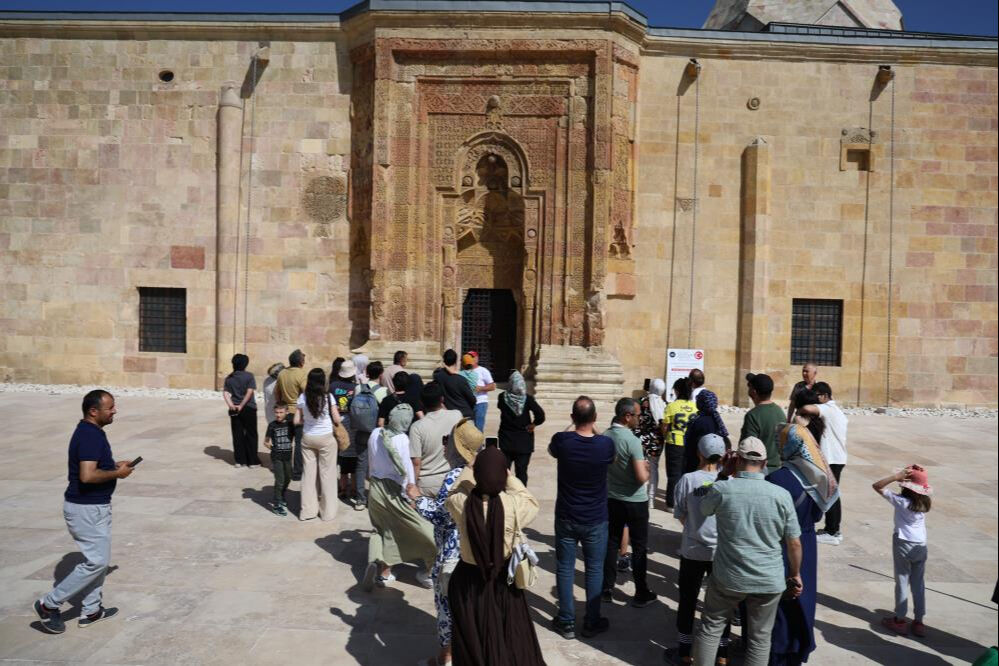 İkindi namazından 45 dakika &ouml;nce oluşuyor! G&ouml;lgeleri g&ouml;rmek isteyenler camiye akın etti - 1. Resim
