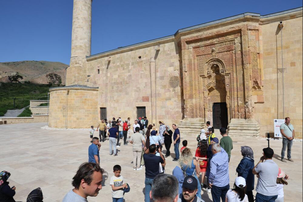 İkindi namazından 45 dakika &ouml;nce oluşuyor! G&ouml;lgeleri g&ouml;rmek isteyenler camiye akın etti - 2. Resim