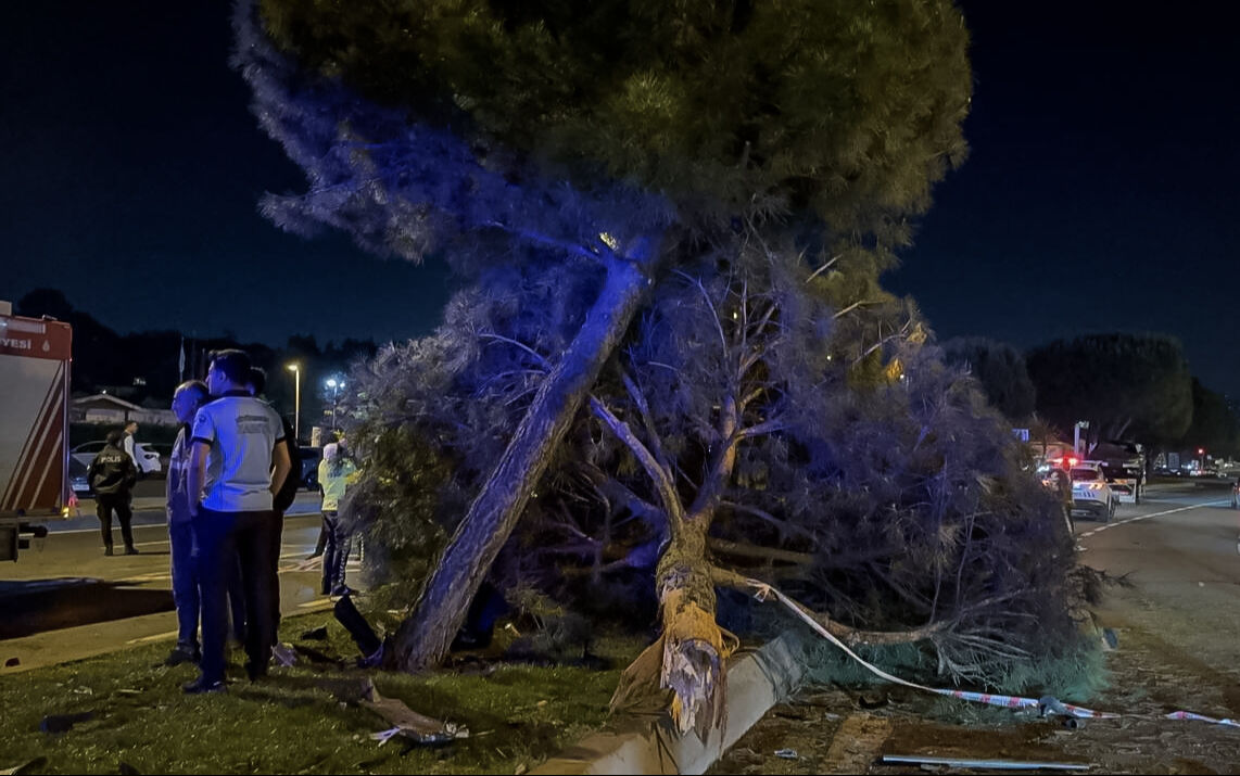 İstanbul'da feci kaza! Ortalık savaş alanına döndü: Yaralılar var - 1. Resim