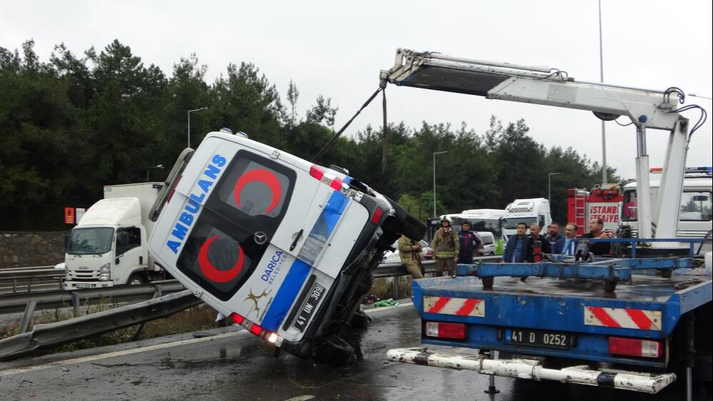 İstanbul'da hasta nakil ambulansı yan yattı: Yaralılar var - 1. Resim