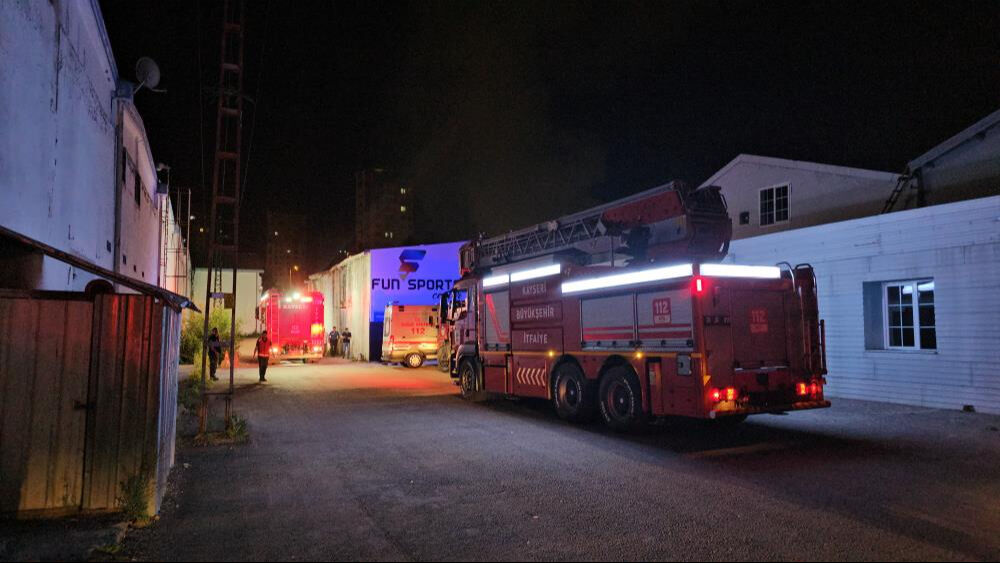 Kayseri'de mobilya fabrikası cayır cayır yandı - 1. Resim