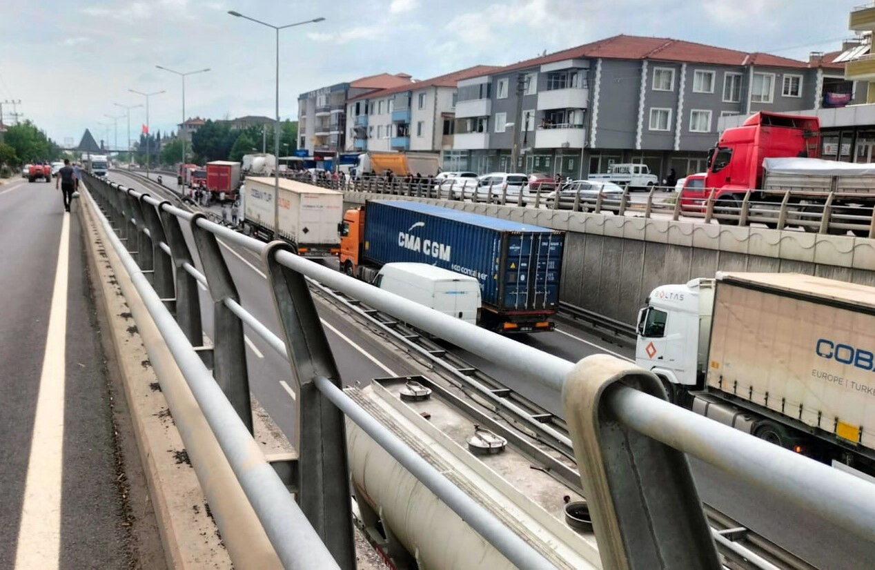 Kazayı film izler gibi izlediler! D-650'de tır ve kamyonet çarpıştı, bir kişi yaralandı - 2. Resim