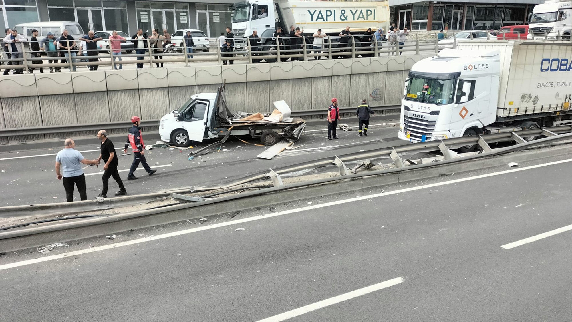 Kazayı film izler gibi izlediler! D-650'de tır ve kamyonet çarpıştı, bir kişi yaralandı - 1. Resim