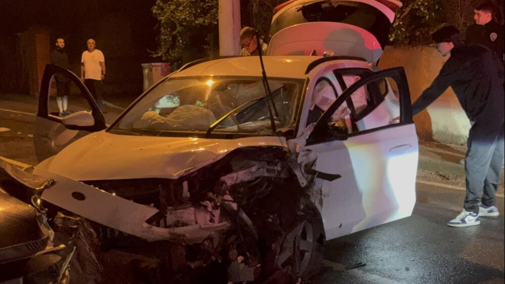 Kocaeli'de kaza! Arabalar kafa kafaya &ccedil;arpıştı, 6 kişi yaralandı - 3. Resim