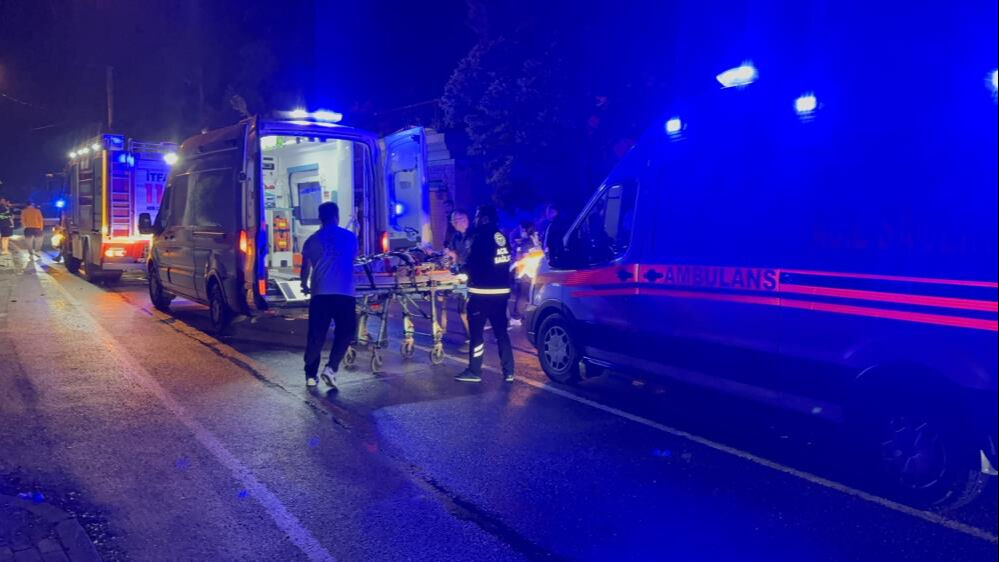 Kocaeli'de kaza! Arabalar kafa kafaya &ccedil;arpıştı, 6 kişi yaralandı - 1. Resim