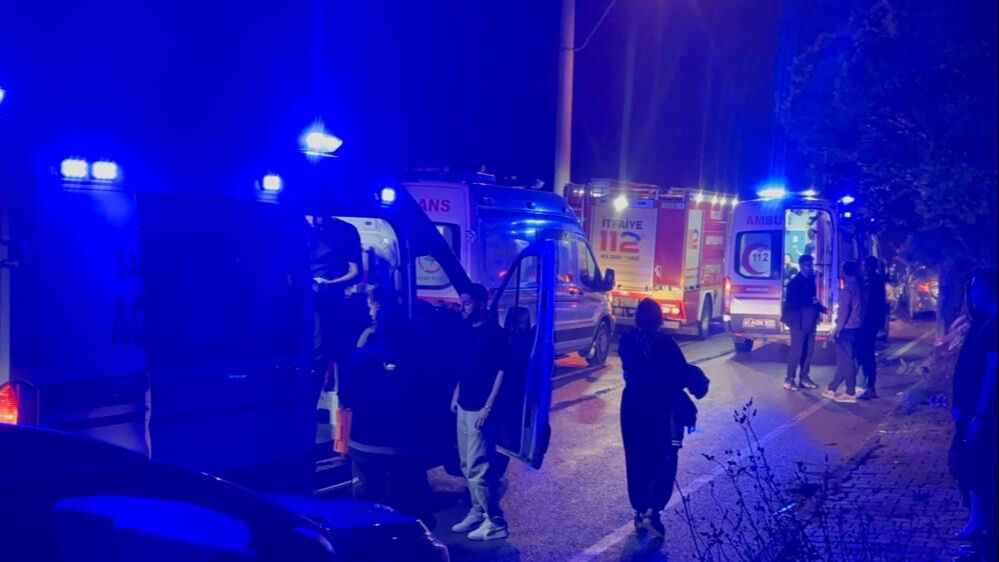 Kocaeli'de kaza! Arabalar kafa kafaya &ccedil;arpıştı, 6 kişi yaralandı - 2. Resim