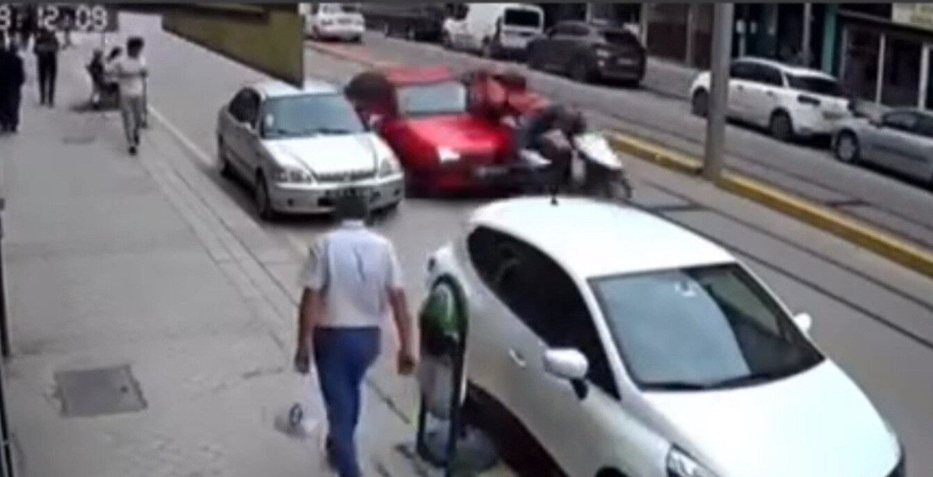 Kuryeyi hastanelik etti, kendisi firari! Kaçak sürücü her yerde aranıyor Kuryeyi hastanelik etti, kendisi firari! Kaçak sürücü her yerde aranıyor - 1. Resim