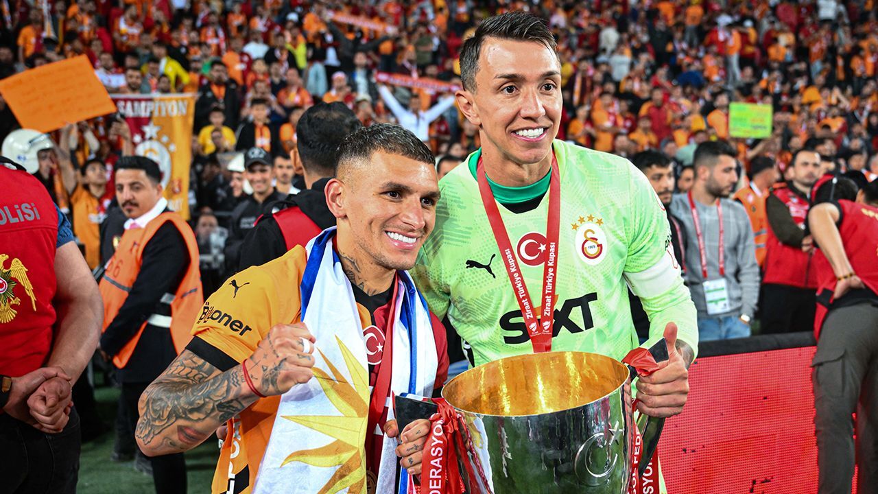 Lucas Torreira'dan çok net transfer sözleri! "Bu benim için bir eksiklik ama..." Lucas Torreira'dan çok net transfer sözleri! "Bu benim için bir eksiklik ama..."