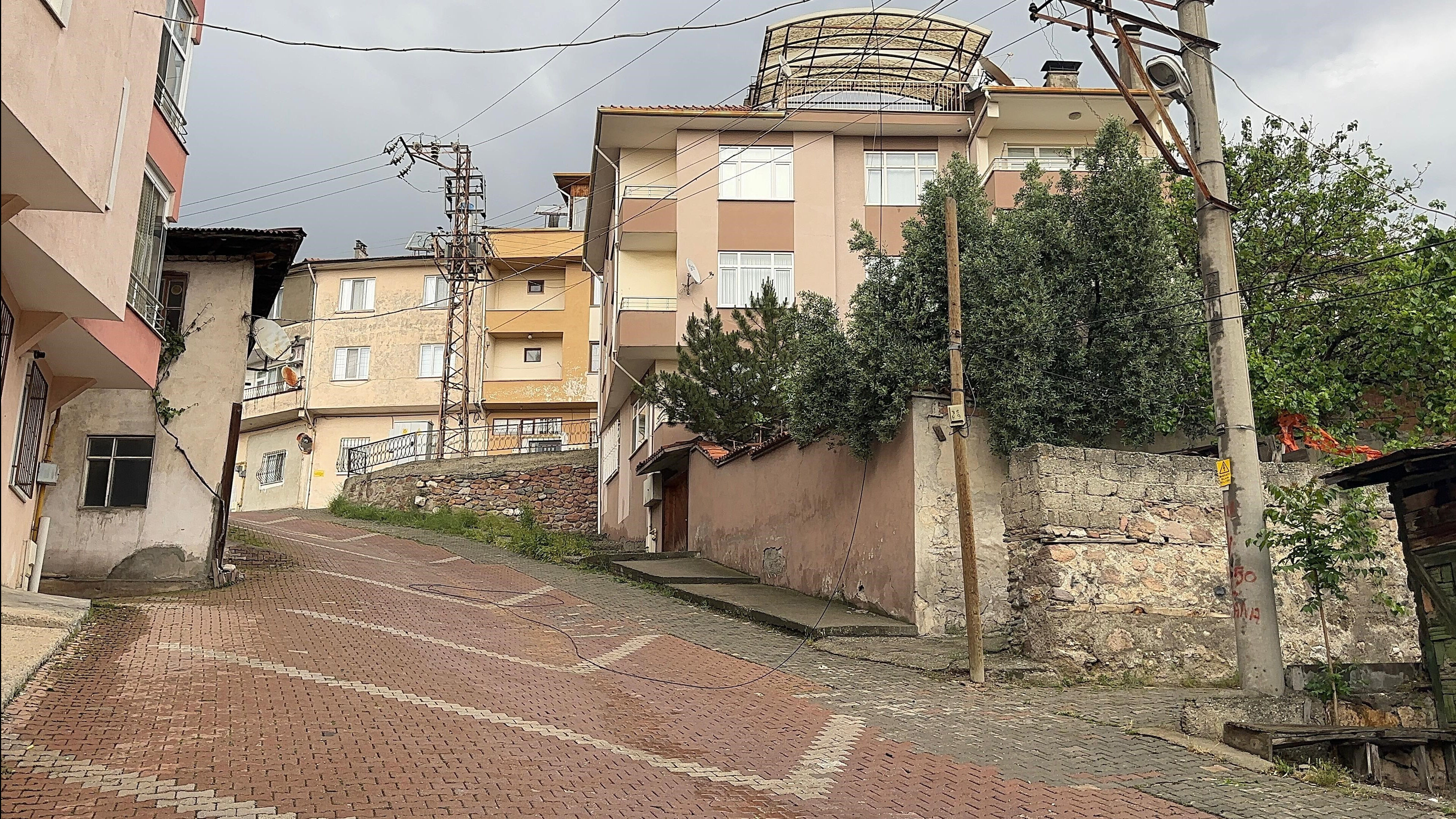 Meteoroloji uyarmıştı! Fırtına o kenti vurup geçti: Elektrik telleri koptu, binaların çatısı uçtu - 1. Resim