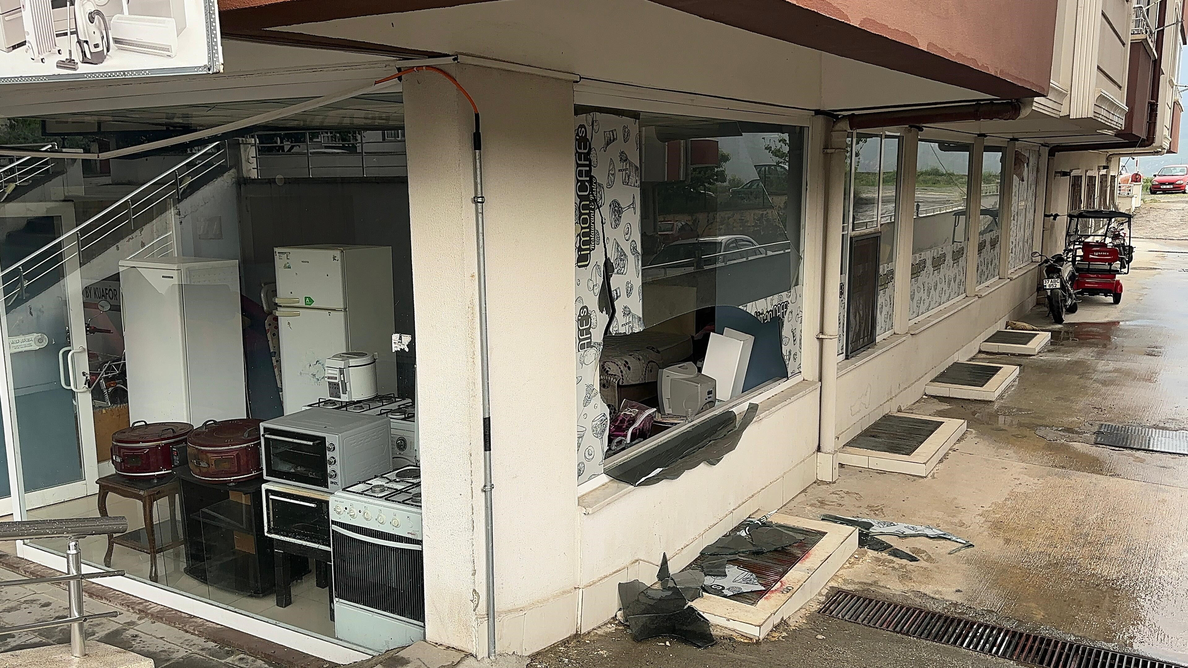 Meteoroloji uyarmıştı! Fırtına o kenti vurup geçti: Elektrik telleri koptu, binaların çatısı uçtu - 2. Resim