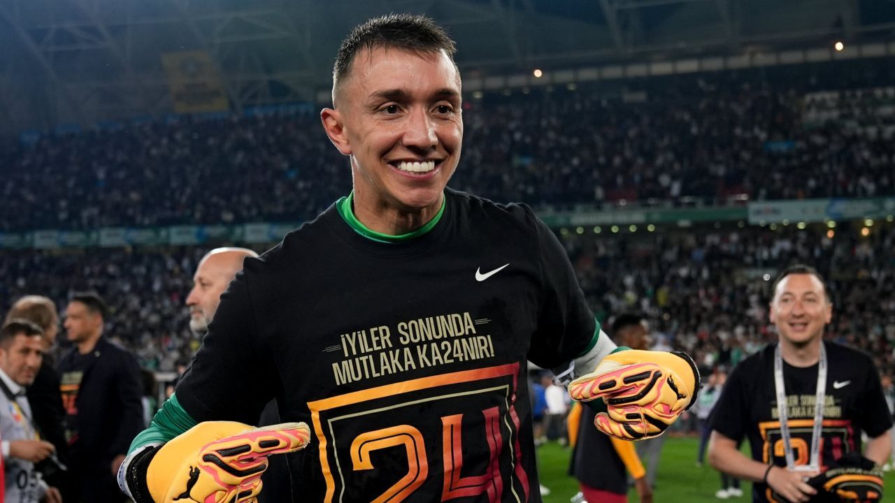 Muslera futbolu bıraktı mı, bırakacak mı? Galatasaray'ın kalecisi Fernando Muslera için iddialar bitmiyor! Muslera futbolu bıraktı mı, bırakacak mı? Galatasaray'ın kalecisi Fernando Muslera için iddialar bitmiyor!